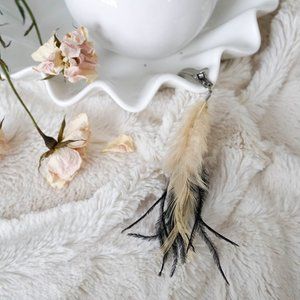 🎉 CREME + BLACK feathered hair clip